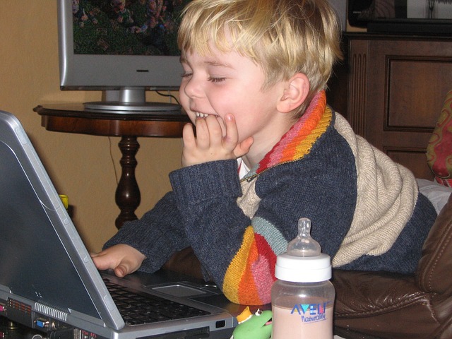 chlapec a počítač