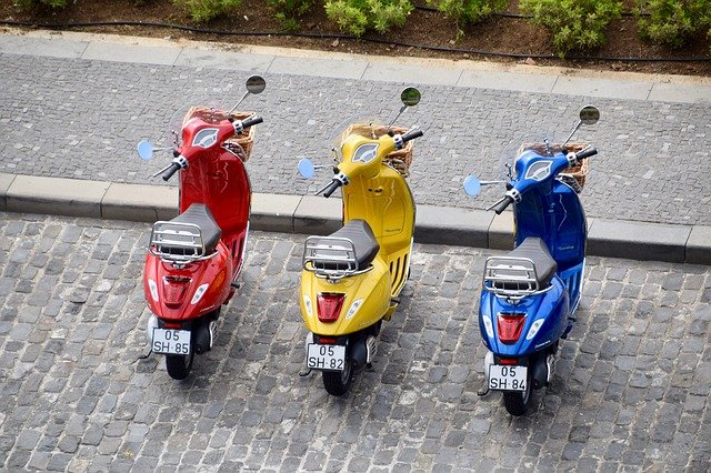 tři mopedy